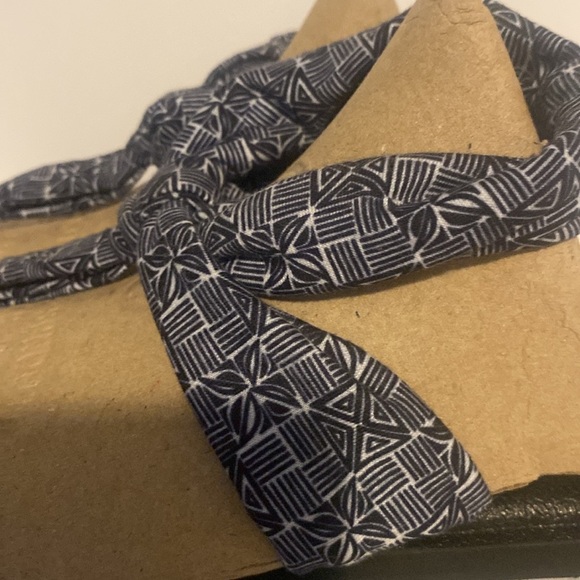 Sanuk Yoga Mat Blue Geometric Print Thong Sandal - Picture 3 of 12